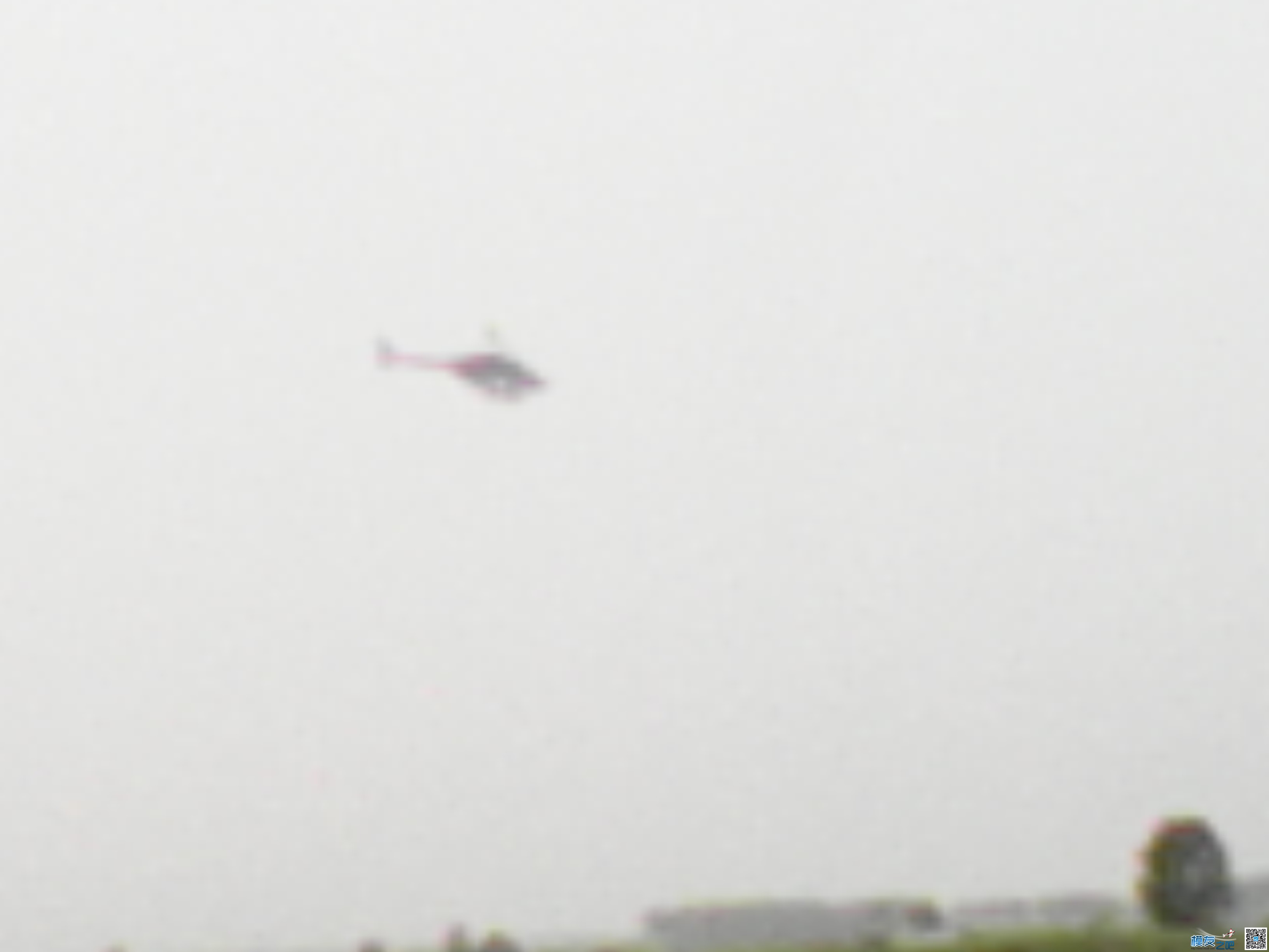打药的小直升机 直升机,看见了,24k,不清晰,螺旋桨 作者:24k纯帅 5036 