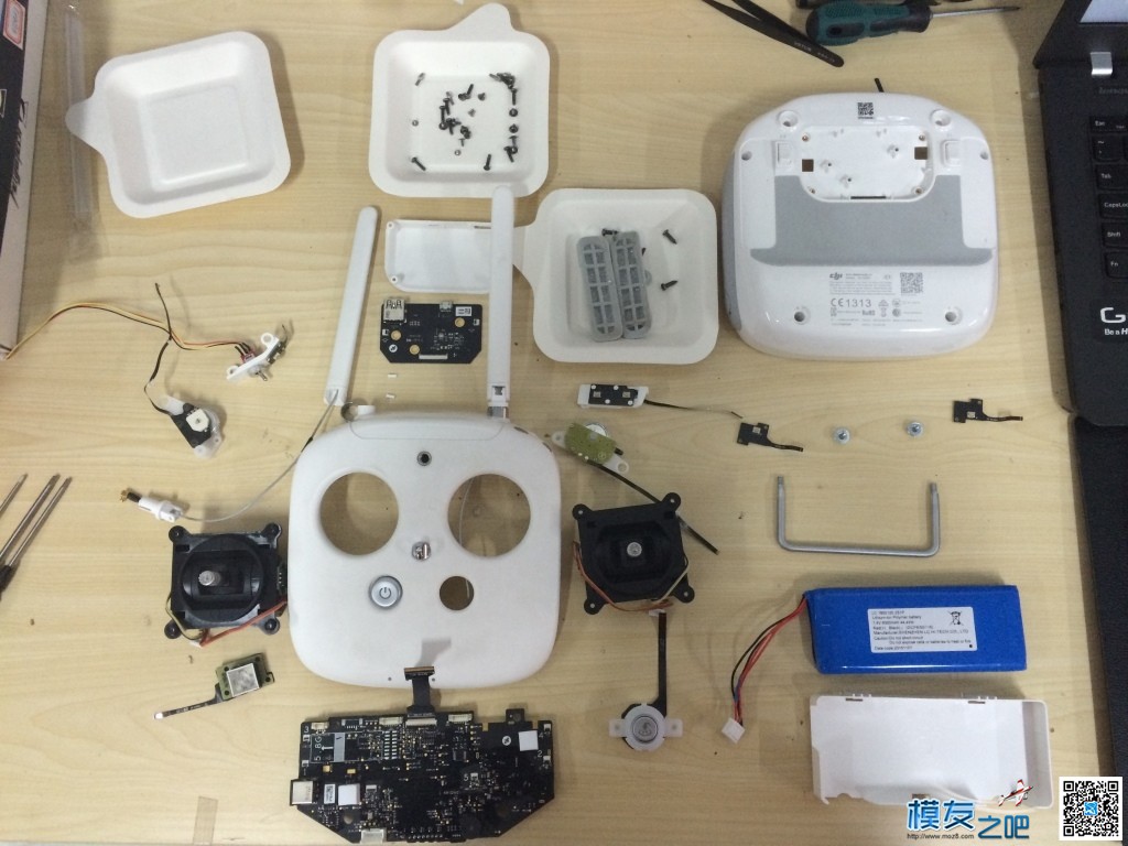 精灵3遥控器全拆解。大家可以参考，为改装打基础。 电池,天线,遥控器,大疆,精灵3 作者:XJDJ 4451 
