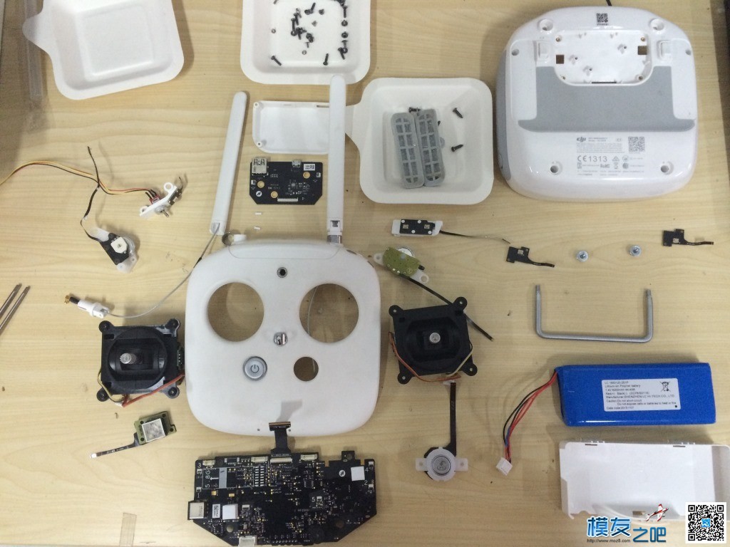 精灵3遥控器全拆解。大家可以参考，为改装打基础。 电池,天线,遥控器,大疆,精灵3 作者:XJDJ 9225 