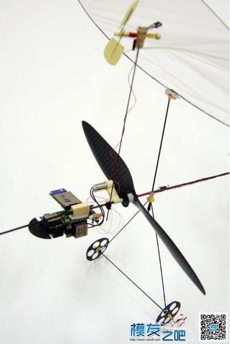 轻巧的薄膜飞机。 碳纤维,摄像头,控制器,风速计,控制力 作者:疯狂的土豆 8421 