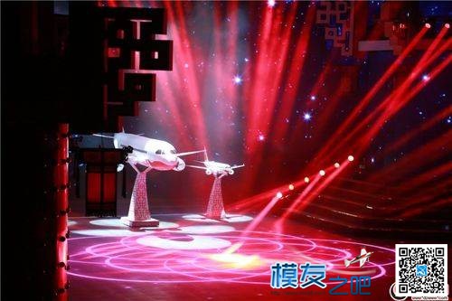 世界最大室内遥控飞机模型在辽视春晚表演 降落伞 作者:马头 9438 