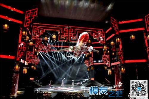 世界最大室内遥控飞机模型在辽视春晚表演 降落伞 作者:马头 1775 