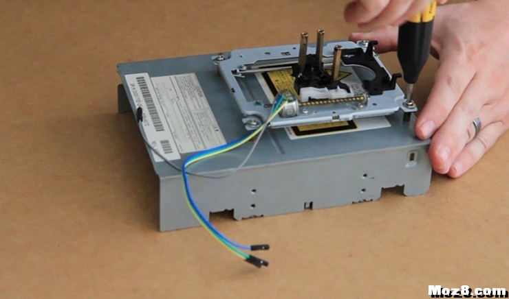 转贴。。。。旧DVD驱动器没用了？DIY一个白菜价的3D打印机... 无人机,电机,3D打印,机器人,DIY 作者:昶春斋 7762 