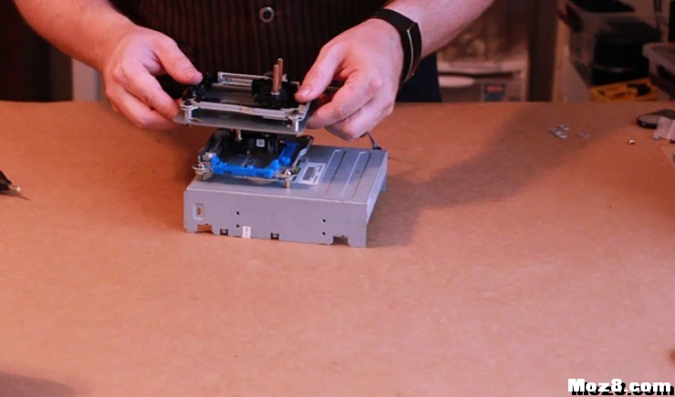 转贴。。。。旧DVD驱动器没用了？DIY一个白菜价的3D打印机... 无人机,电机,3D打印,机器人,DIY 作者:昶春斋 4908 