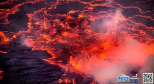 火山学家近距离操纵无人机 拍摄火山口