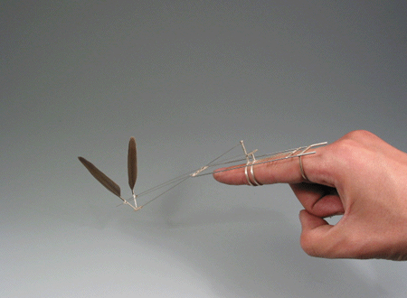 铁丝制作在指尖扇动的小机械