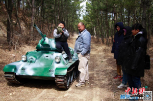辽宁农民父子手工打造微缩T34坦克