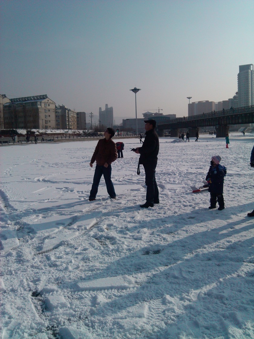 冰天雪地玩飞，补前几天冰场活动照片 冰天雪地,雪地,几天,冰场,活动 作者:电大的 6267 