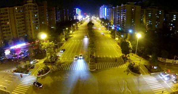 [转贴] 廉价无刷云台 夜航测试 云台,四轴,机架 作者:天蝎 7607 