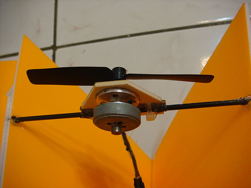 新手的福音 教你制作最简单的飞机 舵机,电调,电机 作者:阿尔法 1690 