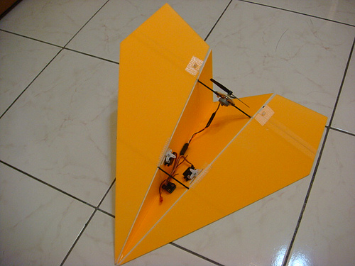 新手的福音 教你制作最简单的飞机 舵机,电调,电机 作者:阿尔法 5234 