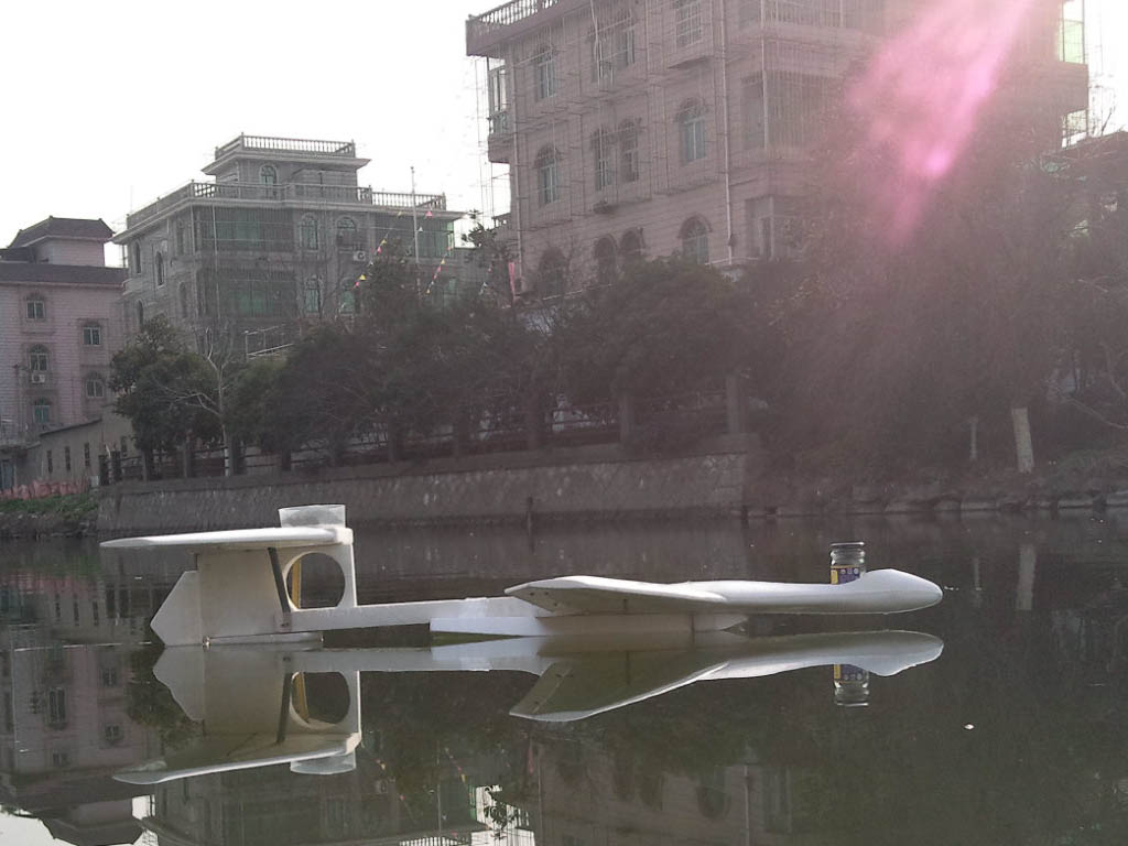 {原创}串列翼地面效应飞机装上论坛送的水靴啦 F1地面效应 作者:卡塔琳娜 8818 