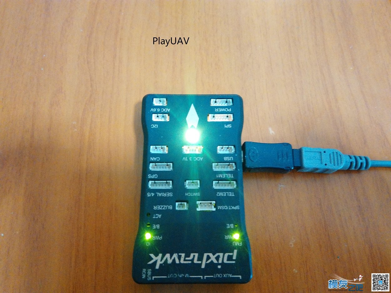 Pixhawk外观和控板比较 RadioLink VS PlayUAV 电池,航拍,四轴,GPS,payne 作者:payne.pan 1143 