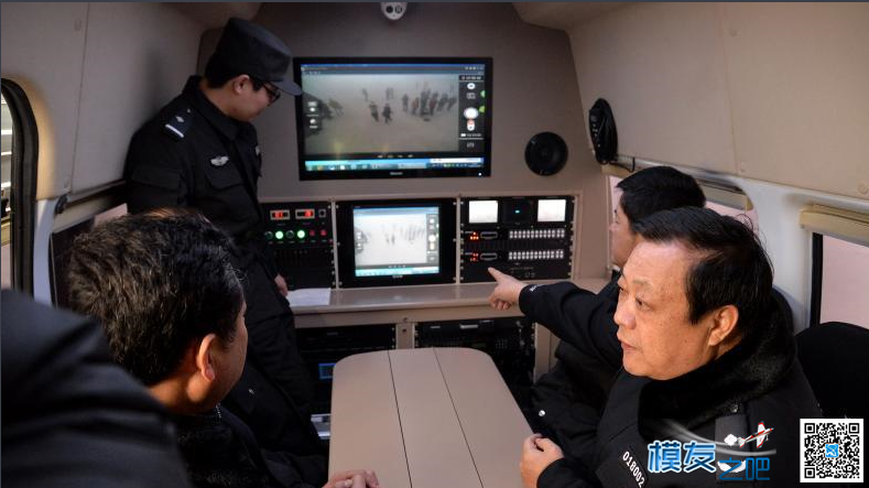河北省邯郸市公安局特警支队特警正在操控无人侦察机 移动侦测,自动跟踪,无线传输,自动巡航,特警支队 作者:飞天狼 6473 