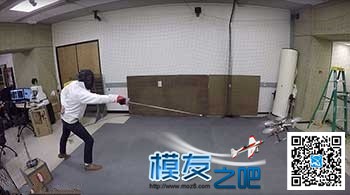 无人机灵活避开长剑攻击：和它打架你未必赢 无人机,算法,涡喷,小型无人机,灵活地避开 作者:中翼网 7708 