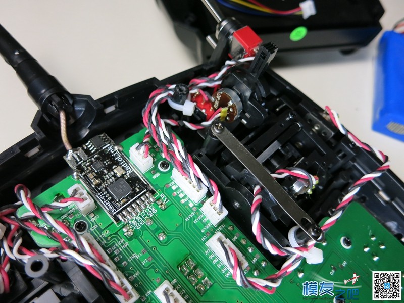 乐迪AT9S 改进款遥控器  评测二 简单拆机对比 [ 老晋玩测试 ] 电池,遥控器,乐迪,接收机,模友之吧 作者:老晋 1281 