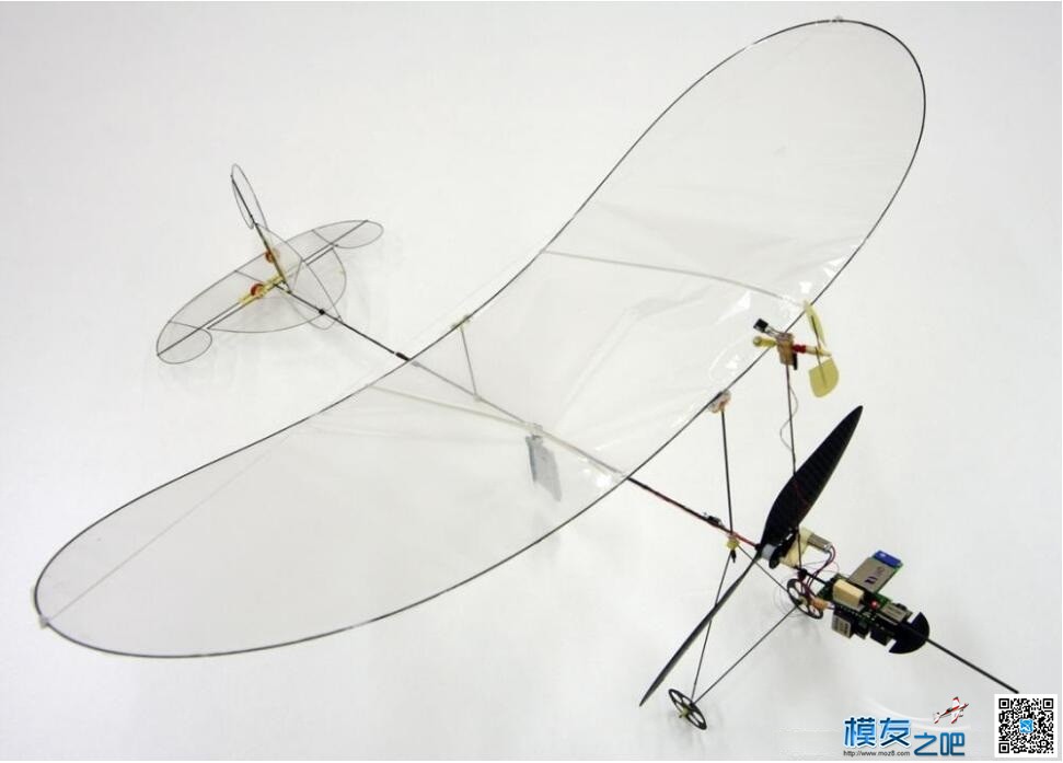 轻巧的薄膜飞机。 碳纤维,摄像头,控制器,风速计,控制力 作者:疯狂的土豆 1517 