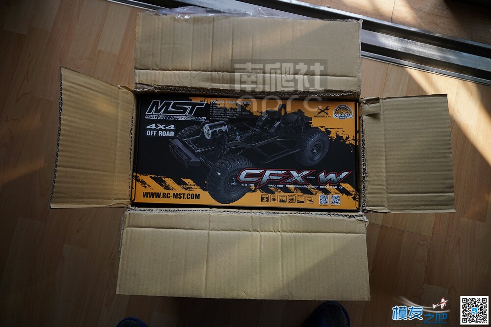 南爬社全国首发门桥MST 1/8 CFX-W开箱图（12月29更新) 电池,电机,桥塌了爬过去 作者:找碴 7691 