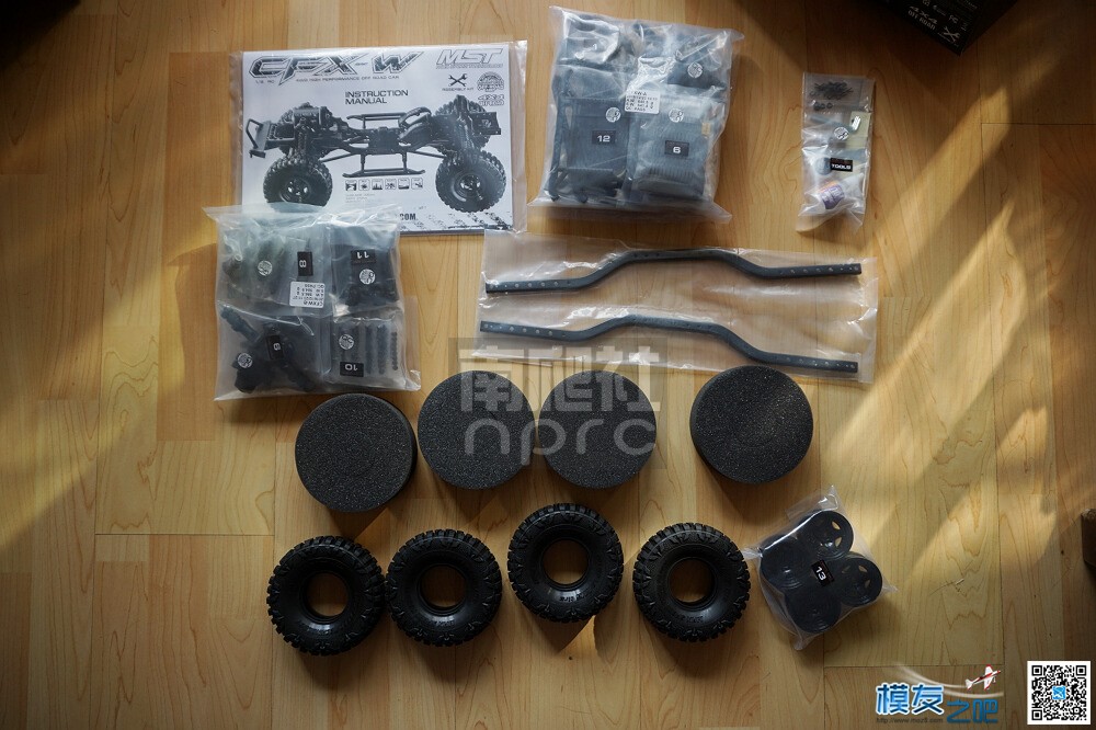 南爬社全国首发门桥MST 1/8 CFX-W开箱图（12月29更新) 电池,电机,桥塌了爬过去 作者:找碴 8318 