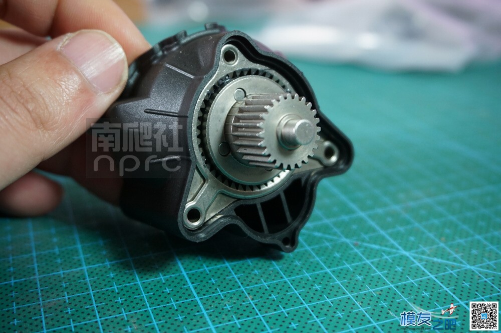 南爬社全国首发门桥MST 1/8 CFX-W开箱图（12月29更新) 电池,电机,桥塌了爬过去 作者:找碴 9292 