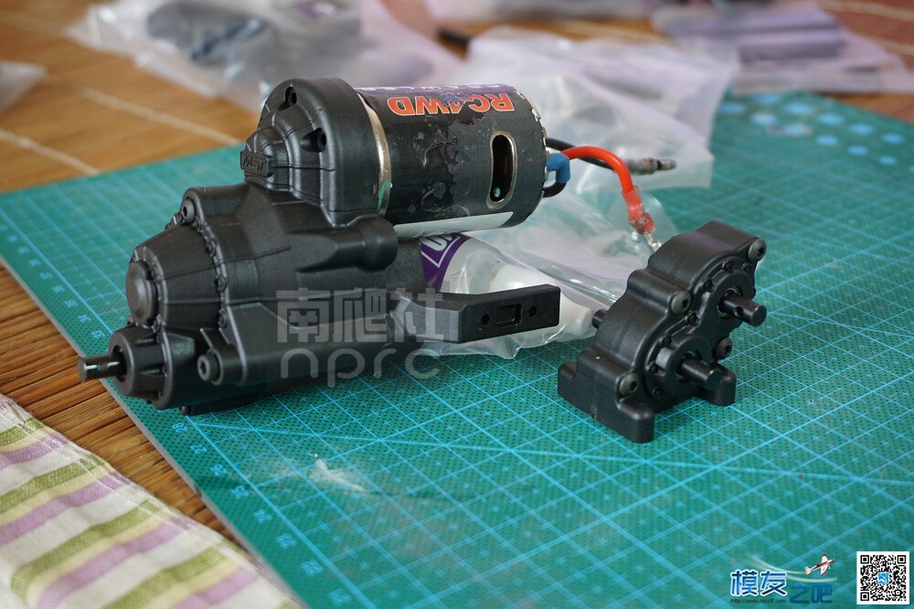 南爬社全国首发门桥MST 1/8 CFX-W开箱图（12月29更新) 电池,电机,桥塌了爬过去 作者:找碴 4175 