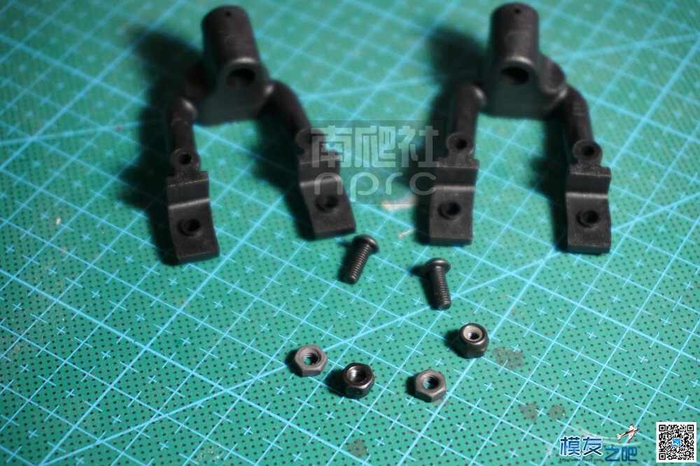 南爬社全国首发门桥MST 1/8 CFX-W开箱图（12月29更新) 电池,电机,桥塌了爬过去 作者:找碴 8584 