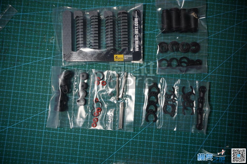 南爬社全国首发门桥MST 1/8 CFX-W开箱图（12月29更新) 电池,电机,桥塌了爬过去 作者:找碴 611 
