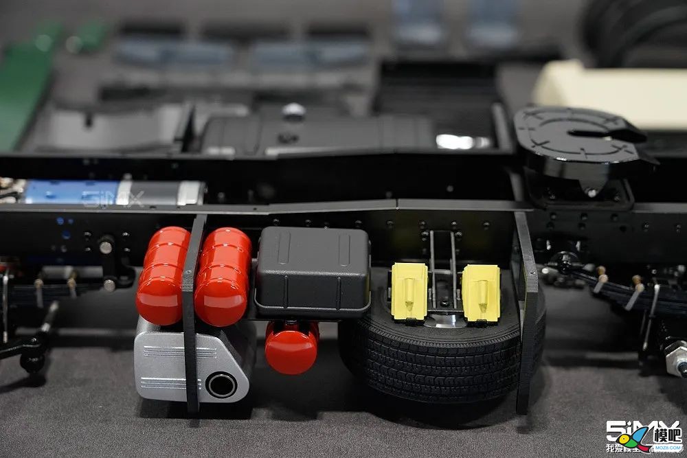机器杰克教你一步一步组装MAN F2000 4x2拖头模型 车模,仿真,模型,电池,舵机 作者:000100^ 8546 