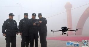 河北省邯郸市公安局特警支队特警正在操控无人侦察机